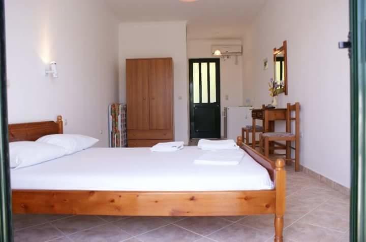 Santas Rooms Asprogerakata Exterior foto